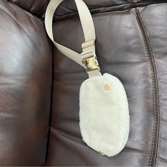 Fleece Lululemon belt bag - Picture 3 of 5